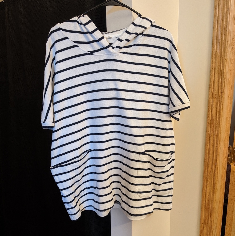 Women's Jane and Delancey hooded shirt. Size L